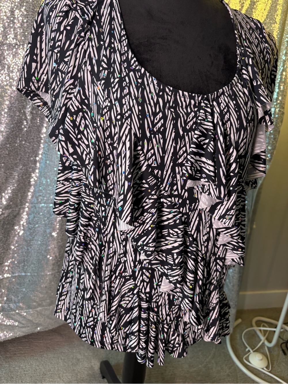 Sparkly Abstract Ruffle Top 🖤 - Picture 3 of 5